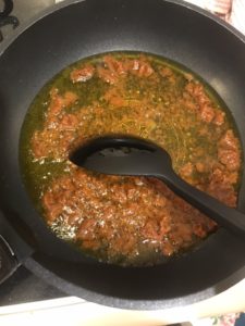 オリーブオイルにカレーペーストを入れる